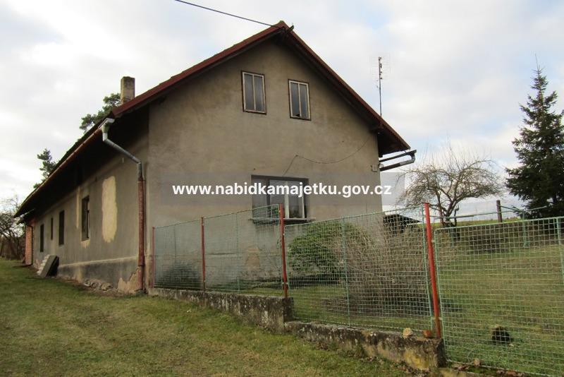 Spol. podíl 5/28 k: st. p. č. 112, součástí je stavba: Újezd u Chocně, č. p. 82, rod. dům, st. p. č. 162/1, na pozemku stojí stavba bez čp/če, garáž (LV 11000, spol. podíl 25/28) a p. p. č. 96/1 v k. ú. Újezd u Chocně